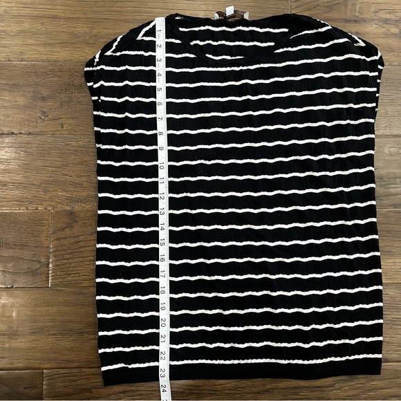 Loft Petites T-Shirt - Picture 8 of 10